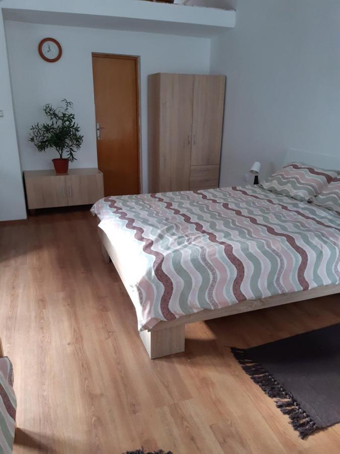 Apartman Mitic โปชาเรวัซ ภายนอก รูปภาพ